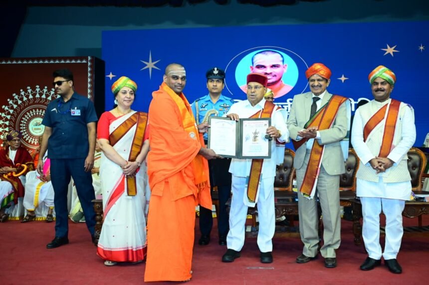 ರಾಜ್ಯ ಪಾಲರಿಂದ. ಪಿ.ಹೆಚ್.ಡಿ ಪಡೆದ. ಶ್ರೀಗಳು.